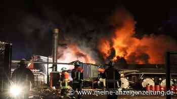 Großbrand in Tapetenfabrik - drei Verletzte