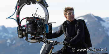 Mission: Impossible 8, Tom Cruise vola a testa in giù legato all’ala di un biplano nelle foto dal set - BadTaste.it