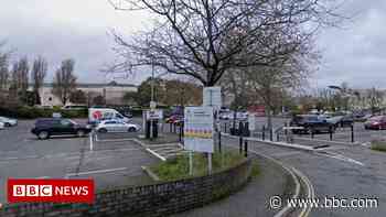 Free parking in Cornwall offered to support shopping local - BBC News