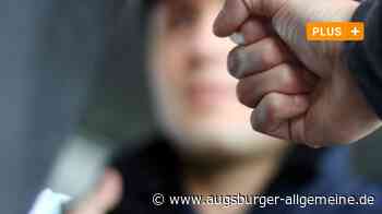 Neu-Ulmerin schlägt eine Polizistin und randaliert dann in der Zelle