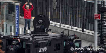 Man with gun outside United Nations is in custody, NYPD says