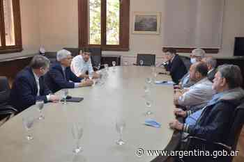 Julián Domínguez firmó convenios con intendentes de Buenos Aires y Entre Ríos para la mejora de caminos rurales - Argentina.gob.ar Presidencia de la Nación
