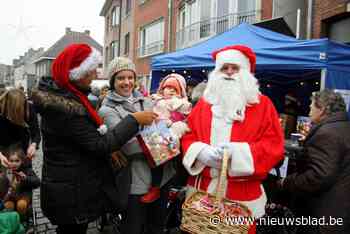 Sint en kerstman bezoeken markt