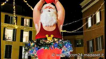 A Modena Babbo Natale indossa un tutù: è polemica - TGCOM