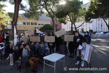 À l’Ariane, des mamans organisent un cours de maths dans la rue pour demander des profs