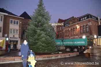Drie lokale kerstbomen fleuren de stad op