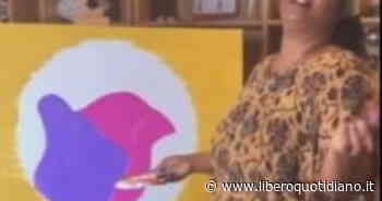 Lizzo, l'artista che dipinge col lato B... nudo: eccola all'opera, foto vietate ai minori - LiberoQuotidiano.it