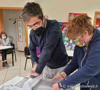 TERMOLI, RAGAZZI DEL CENTRO SAN DAMIANO ADDOBBANO ALBERI DI NATALE NEL QUARTIERE CROCIFISSO - Molise Web