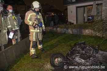 Vandalen steken bromfiets in brand