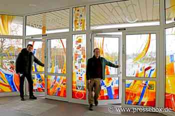 Glasmaler gestaltet den Haupteingang der Hochschule Stralsund, Hochschule Stralsund - University of Applied Sciences, Pressemitteilung - PresseBox