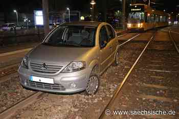 Kleinwagen fährt Dresden in Straßenbahn-Gleisbett - Sächsische.de