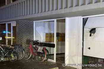 Onbekenden gooien vuurwerk naar appartementsgebouw in Deurne: inkomhal en garagepoort zwaar beschadigd