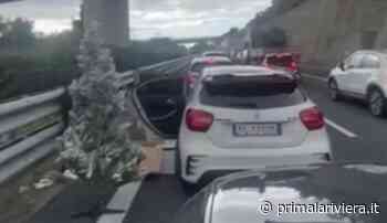 Fermo in coda sulla A10 si annoia... e fa l'albero di Natale - Prima la Riviera