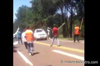 Manifestantes atacaron con palos a una camioneta en Caraguatay - Misiones Cuatro