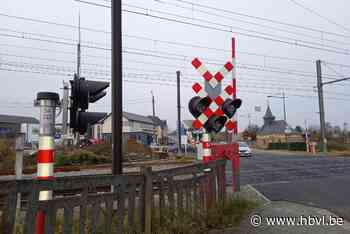 Tiener gewond nadat hij met zijn bromfiets door gesloten slagboom rijdt in Bilzen - Het Belang van Limburg