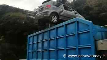Piazzale del cimitero di Voltri: sei auto abbandonate rimosse dalla polizia locale - GenovaToday