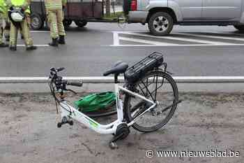 Fietser komt onder wagen terecht en raakt gewond