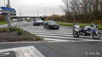 Auto's botsen op 'berucht' kruispunt aan Oudenaardsesteenweg in Kortrijk - KW.be - KW.be