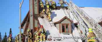 [PHOTOS] Incendie à Wendake: une cinquantaine de pompiers combattent les flammes