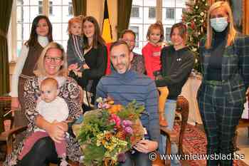 Yaénice is zevende dochter op rij van Stéphanie (37) en Nico (42): “Koningin Mathilde wordt haar meter” - Het Nieuwsblad