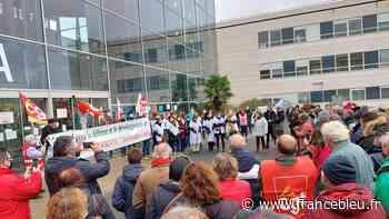 Plus de 150 personnes rassemblées devant l'hôpital de Chatellerault contre la fermeture du service cardiologie - France Bleu