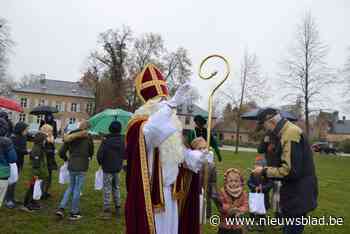 Sinterklaas tuft met huifkar en tractor door dorp