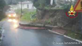 Prato, frana provoca la chiusura di una strada, famiglie isolate - La Nazione