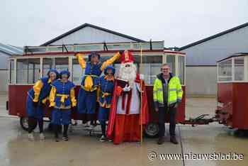 Sinterklaas en roetpieten rijden in treintje door  alle deelgemeenten
