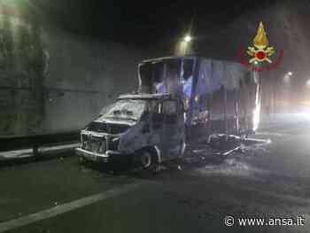 Furgone in fiamme in galleria Tangenziale di Catania - Agenzia ANSA