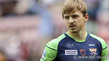 Olly Ashall-Bott: Huddersfield Giants full-back signs new one-year deal