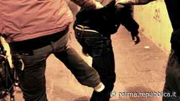 Picchiato perché non vuole acquistare la droga: tre denunce a Parma per rapina e lesioni - La Repubblica