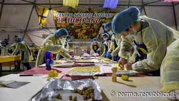 Gli anolini solidali di Parma: duemila volontari con le mani in pasta per aiutare i giovani in difficoltà - La Repubblica