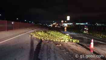 Acidente entre dois caminhões espalha carga de coco na Dutra em Lorena, SP - G1