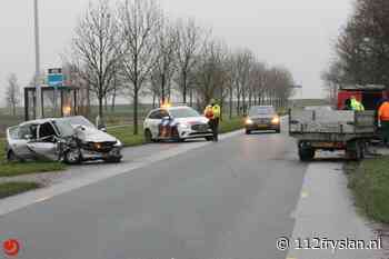 Auto total loss na botsing met geparkeerde aanhanger bij Engwierum - 112 Fryslan
