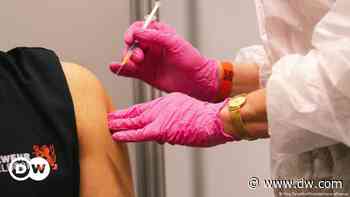 Coronavirus digest: German vaccine body says omicron jab update will take 'months' | DW | 04.12.2021 - Deutsche Welle