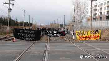 Saint-Lambert railway blocked in solidarity with Wet'suwet'en - CBC.ca