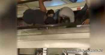 Criança fica com a mão presa em escada rolante de loja - ClickPB