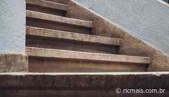 Idosa com ferimento na cabeça acusa filho de empurrá-la da escada - RIC Mais