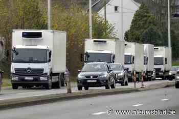 Daar zijn de witte vrachtwagens weer: gemeentebestuur onderzoekt de zaak