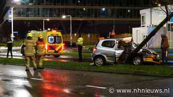 Auto crasht tegen boom: twee Alkmaarders zwaargewond - NH Nieuws