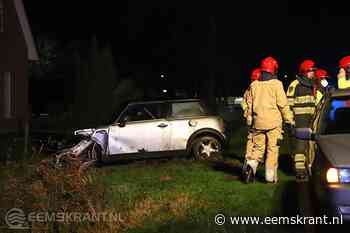 Bestuurder (18) zwaargewond na botsing met boom bij Schildwolde - Eemskrant
