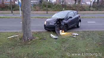 Automobiliste gewond na botsing tegen boom in Venlo - 1Limburg | Nieuws en sport uit Limburg