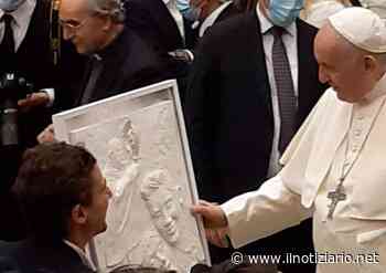 Solaro, la scultura della speranza, artista consegna la sua opera al Papa - Il Notiziario - Il Notiziario