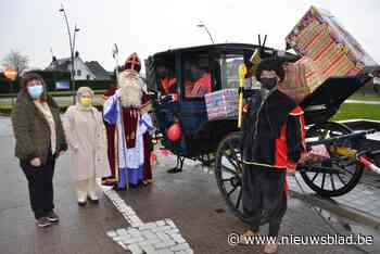 Sint rijdt in koets door centrum