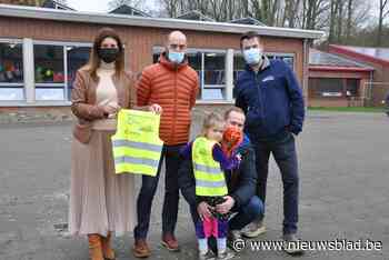 Alle 1.500 schoolkinderen in gemeente krijgen gele hesjes - Het Nieuwsblad