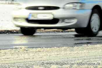 Zu schnell bei Schnee und Matsch: Autofahrer rammt Laster