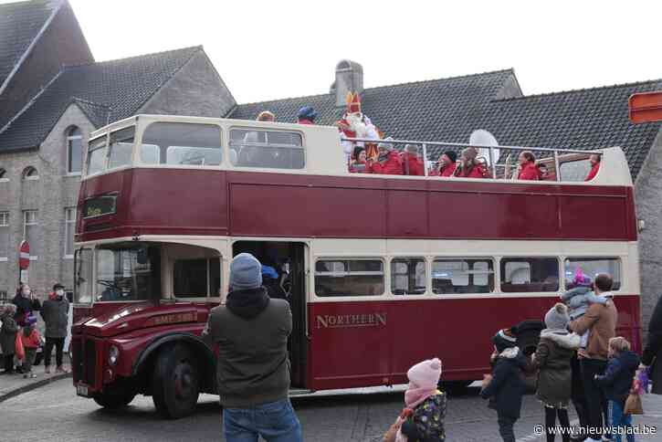 Dubbeldekker rijdt Sint en pieten stijlvol door Denderleeuw