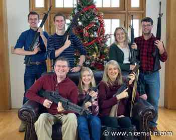 Un élu américain choque en posant avec sa famille, un sapin de Noël et des armes à feu