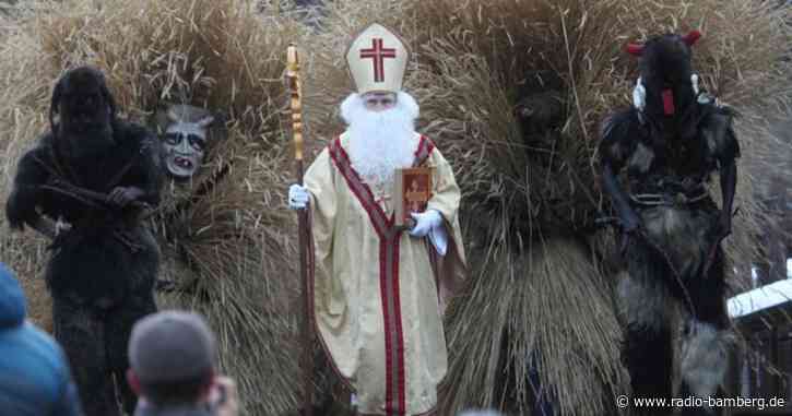 Krampusse und Buttnmandl laufen coronakonform