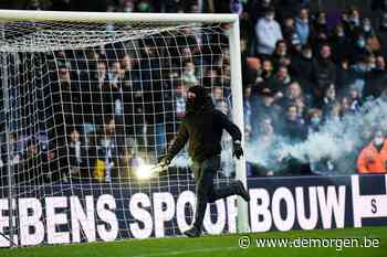▶ Beerschot-fan gooit vuurpijl in Antwerp-vak, supporters bestormen het veld na de wedstrijd